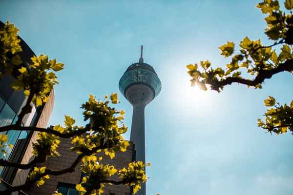 Düsseldorf Fernsehturm bei Sonne